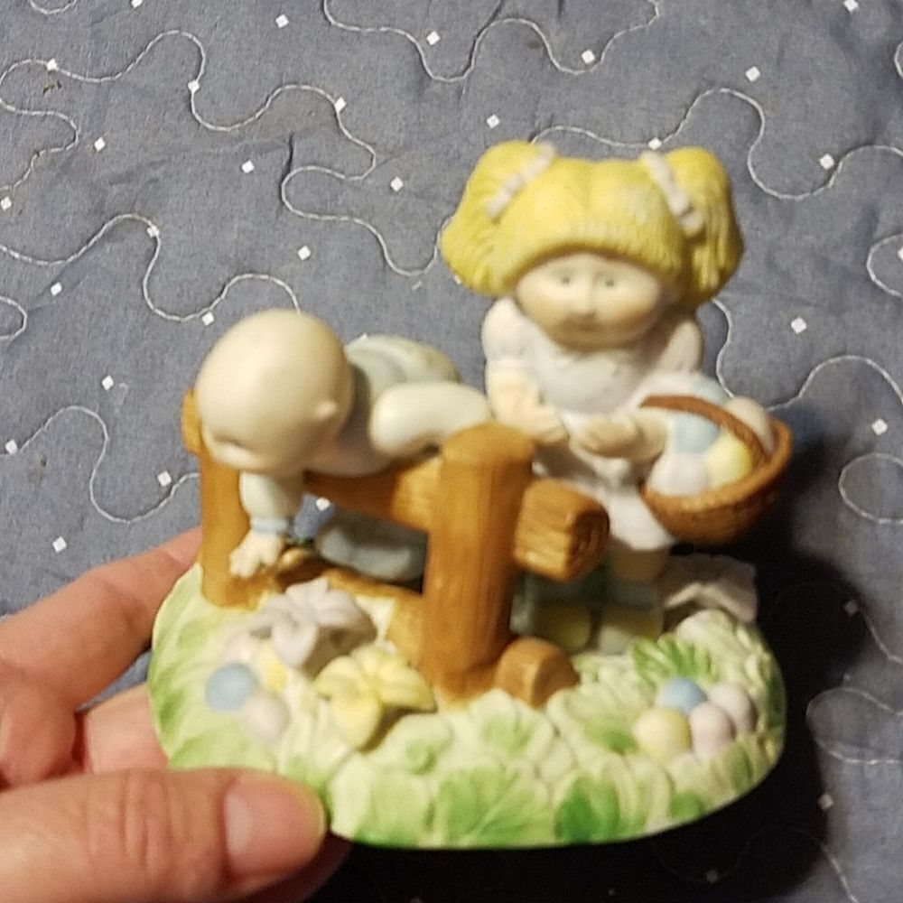 CabbageΒ Patch 1985 FindinβEasterβTreatsβPorcelainβFigurine